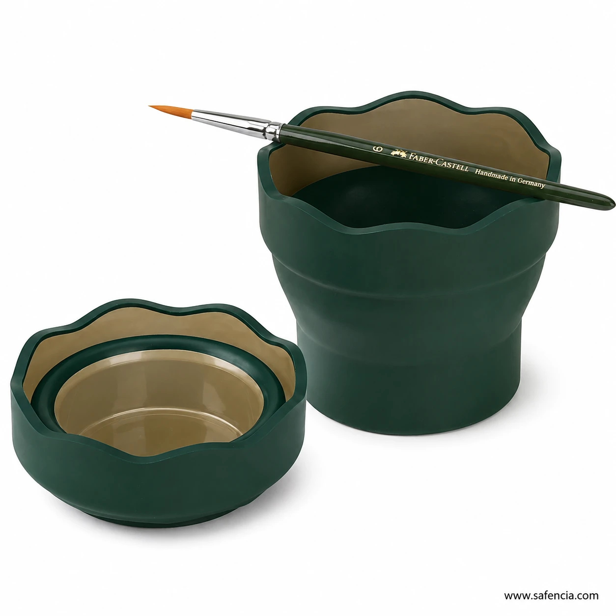 Clic and Go water pot shown collapsed flat next to the same pot opened